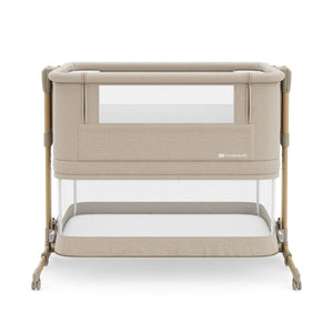 Bebé en cuna independiente Nestee Grow 2 Beige Wood con lateral cerrado