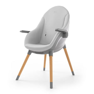 Niño mayor sentado en silla FINI UP Grey con reposabrazos