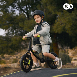 Familia con bicicleta de equilibrio Kinderkraft 2WAY NEXT OFF ROAD, juego activo al aire libre