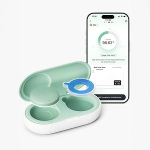 Bebé durmiendo con termómetro wearable Momcozy bajo la axila sin despertarse