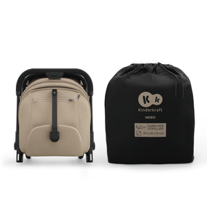 Coche de paseo de cabina Nebo Kinderkraft color beige plegado junto a su bolsa de transporte