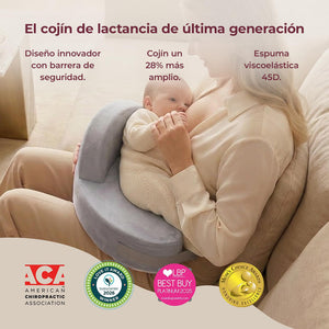 Mamá amamantando a su bebé sobre un cojín de lactancia Momcozy gris con barrera de seguridad, junto a los sellos ACA, Babycenter 2026, Loved by Parents y Mom's Choice Awards