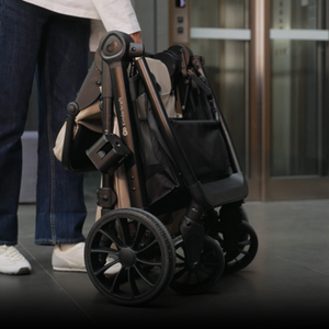 Coche VESTO 2 plegado en un movimiento con asiento montado, función self-standing