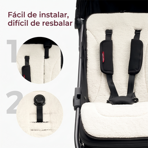 Protector reversible Momcozy de felpa blanca instalado en el asiento de un coche, con pasos de instalación del arnés y de la correa con broche para evitar que se resbale