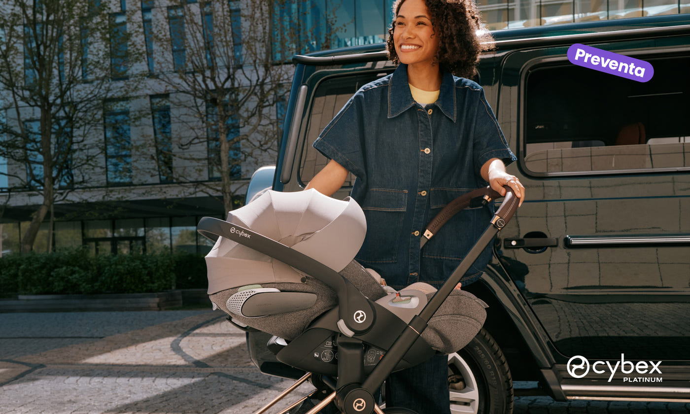Mujer junto a travel system priam y silla nido para bebé cloud t isize de cybex platinum