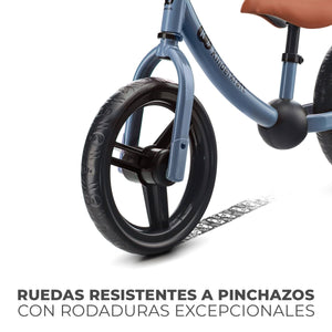 Detalle de rueda antipinchazo de Bicicleta de equilibrio 2Way Next color azul oscuro de KinderKraft