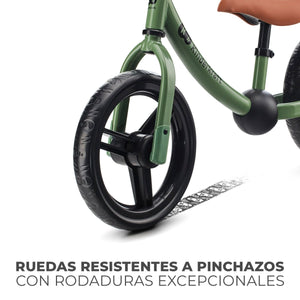 Detalle de ruedas Bicicleta de equilibrio 2Way Next color verde oscuro de KinderKraft