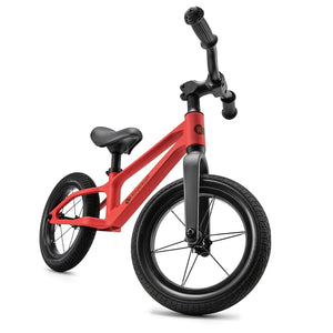 Vista lateral frontal de bicicleta de balance roja de Kinderkraft