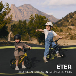 niños pequeños entre los 3 y 5 años cada uno montando en una bicicleta Eter de Kinderkarft