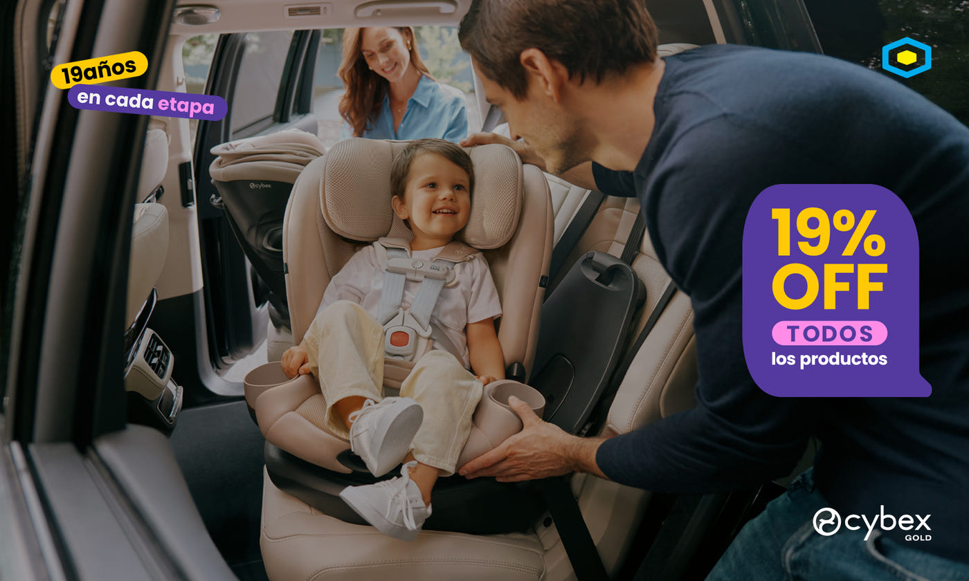 niño sentado en silla de auto convertible todo en una almond beige de cybex gold y papá girando la silla con giro 360 grados con 19% de descuento 19 años en cada etapa