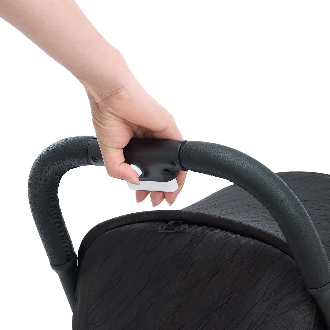 Coche de paseo Fyn Plus Fibra de Carbón - detalle plegado compacto en mano