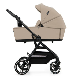 Coche cuna Yoxi 2 en 1 Kinderkraft color beige, vista lateral del moisés con la capota desplegada