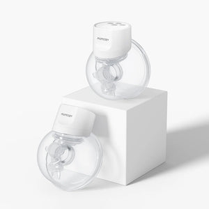 Extractor de leche materna S12 Pro Momcozy, par de extractores portátiles exhibidos sobre un pedestal blanco