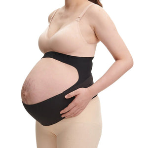 Mujer embarazada usando Cinturón de embarazo color negro de Momcozy