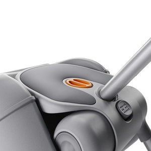 Maleta infantil 2 en 1 con asiento Cabby de Kinderkraft color Gris, detalle del mecanismo plegable del manillar