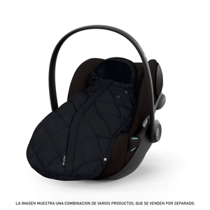 Saquito acolchado para bebés en sillas de auto color moon black en uso en una silla de auto nido