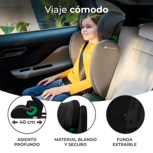 Niña sentada en Silla de auto Butaca JUNIOR FIX 2 i - Size color negro KinderKraft en el asiento trasero de un auto