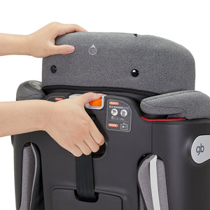 Detalle de mano ajustando reposacabeza de Silla de auto Combinada Pockit Armor de GB