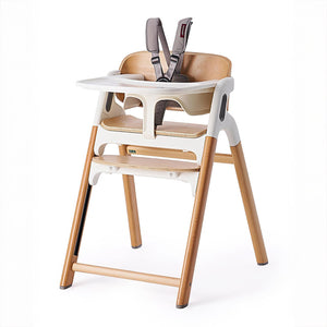Silla de comer evolutiva DinerPal Momcozy con bandeja blanca, arnés gris de 5 puntas, asiento y apoyapiés de madera de haya, vista frontal en ángulo