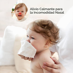 Bebé usando toallita salina Momcozy para alivio de incomodidad nasal — limpieza calmante sin irritación