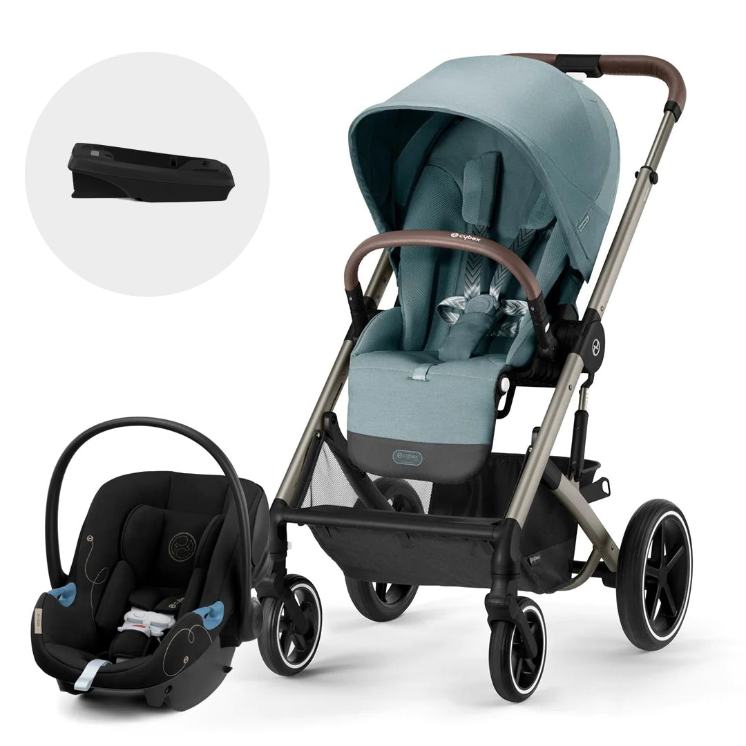 Travel System Balios S Lux Cybex con silla de auto Aton instalada, vista lateral en uso exterior