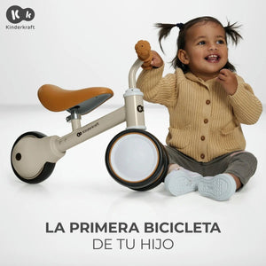 niña pequeña junto a Triciclo Cutie beige con detalles café claro