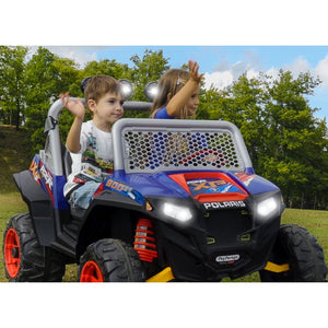 niños pequeños sobre Auto Eléctrico Polaris RZR 900 24v de Peg Pérego