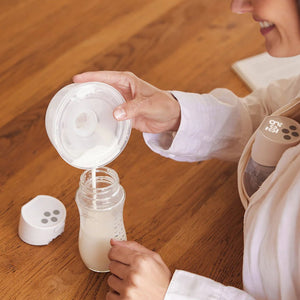 Extractor de leche materna Manos Libre S12 Pro - vertiendo leche extraída