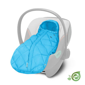 Saquito acolchado para bebés en sillas de auto color beach blue en uso en una silla de auto nido