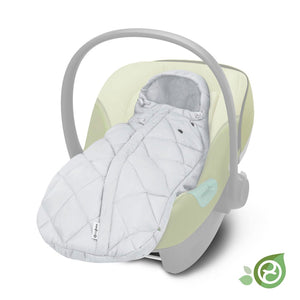 Saquito acolchado para bebés en sillas de auto color lava grey en uso en una silla de auto