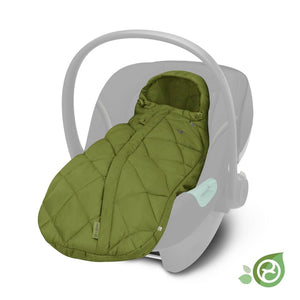 Saquito acolchado para bebés en sillas de auto color nature green en uso en una silla de auto nido