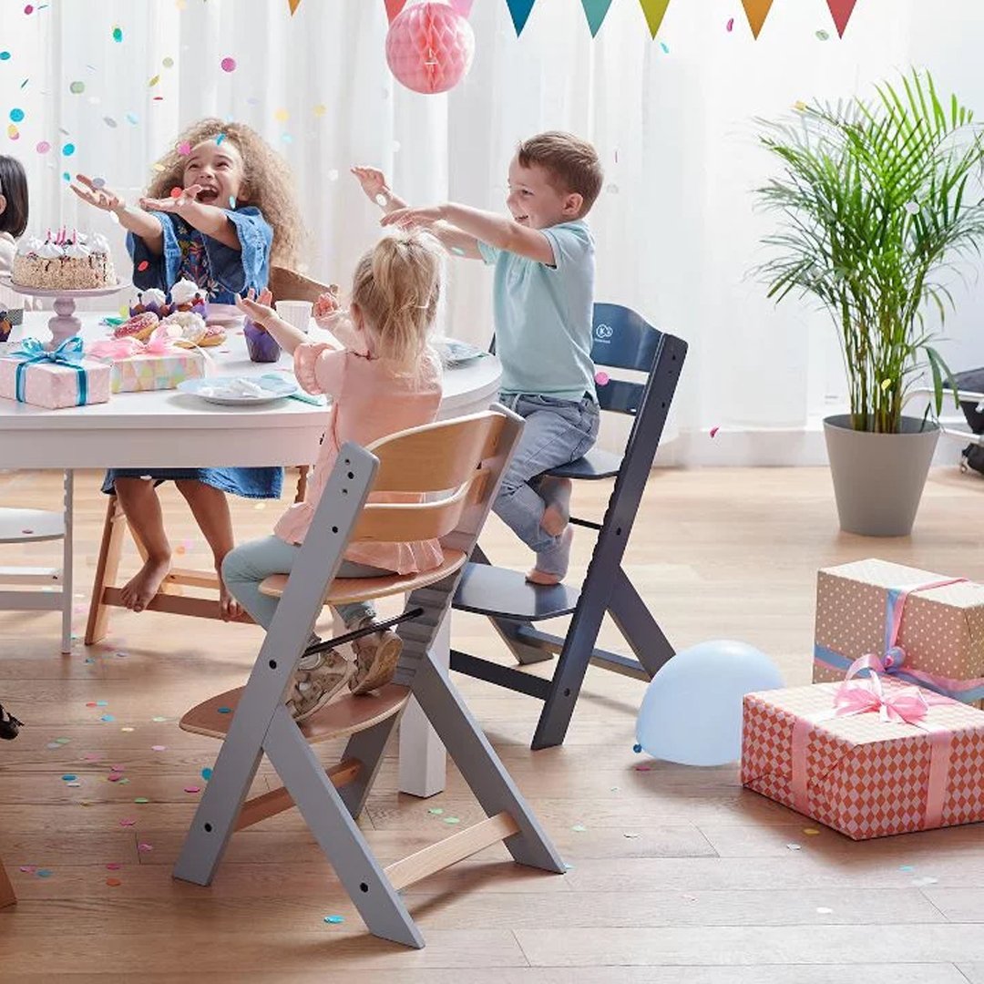 Silla de comer evolutiva 3 en 1 Enock color Full Grey - foto lifestyle familia en mesa