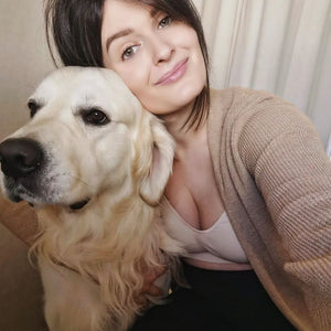 Sujetador lactancia sin costura natural - en uso sentada con mascota