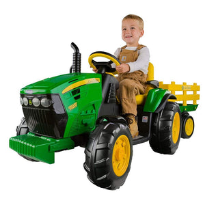 niño pequeño montado sobre Tractor eléctrico Ground Force John Deere de Peg Pérego