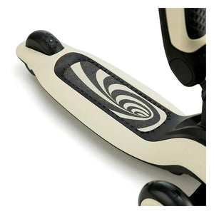 Detalle de patinete scooter Halley color blanco con negro