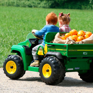 Vehículo eléctrico John Deere Gator HPX - niños conduciendo con carga