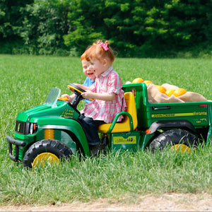 Vehículo eléctrico John Deere Gator HPX - niños con carga en tolva