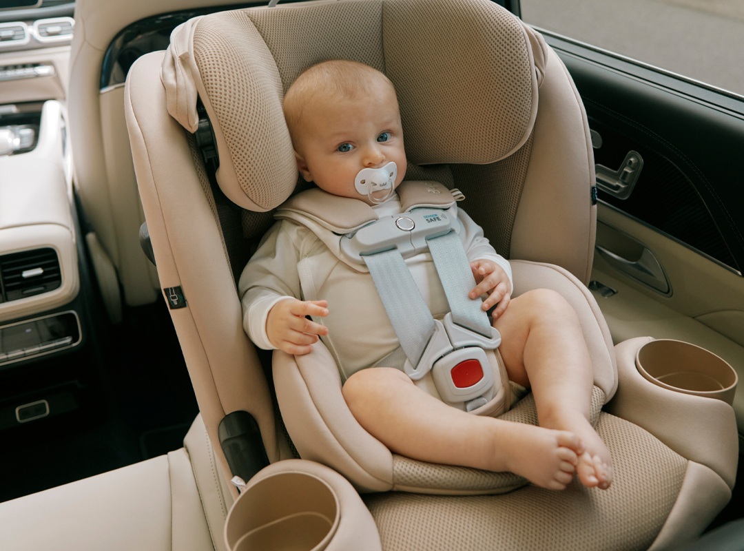 niño pequeño en silla de auto a contra marcha Callisto G 360 almond beige
