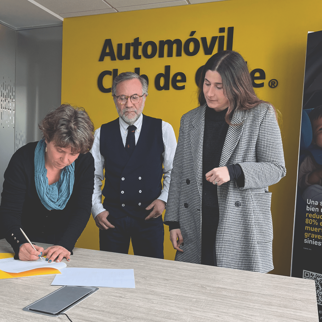 Mini Nuts y Automóvil Club de Chile firman convenio para fortalecer la seguridad vial infantil - Mini Nuts - Expertos en sillas de auto y coches de paseo