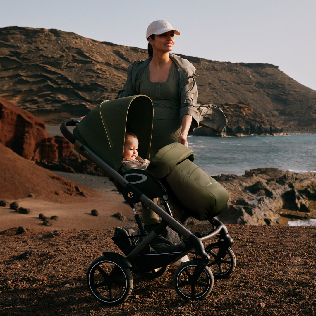 mamá outdoor en coche de paseo todo terreno con su bebé
