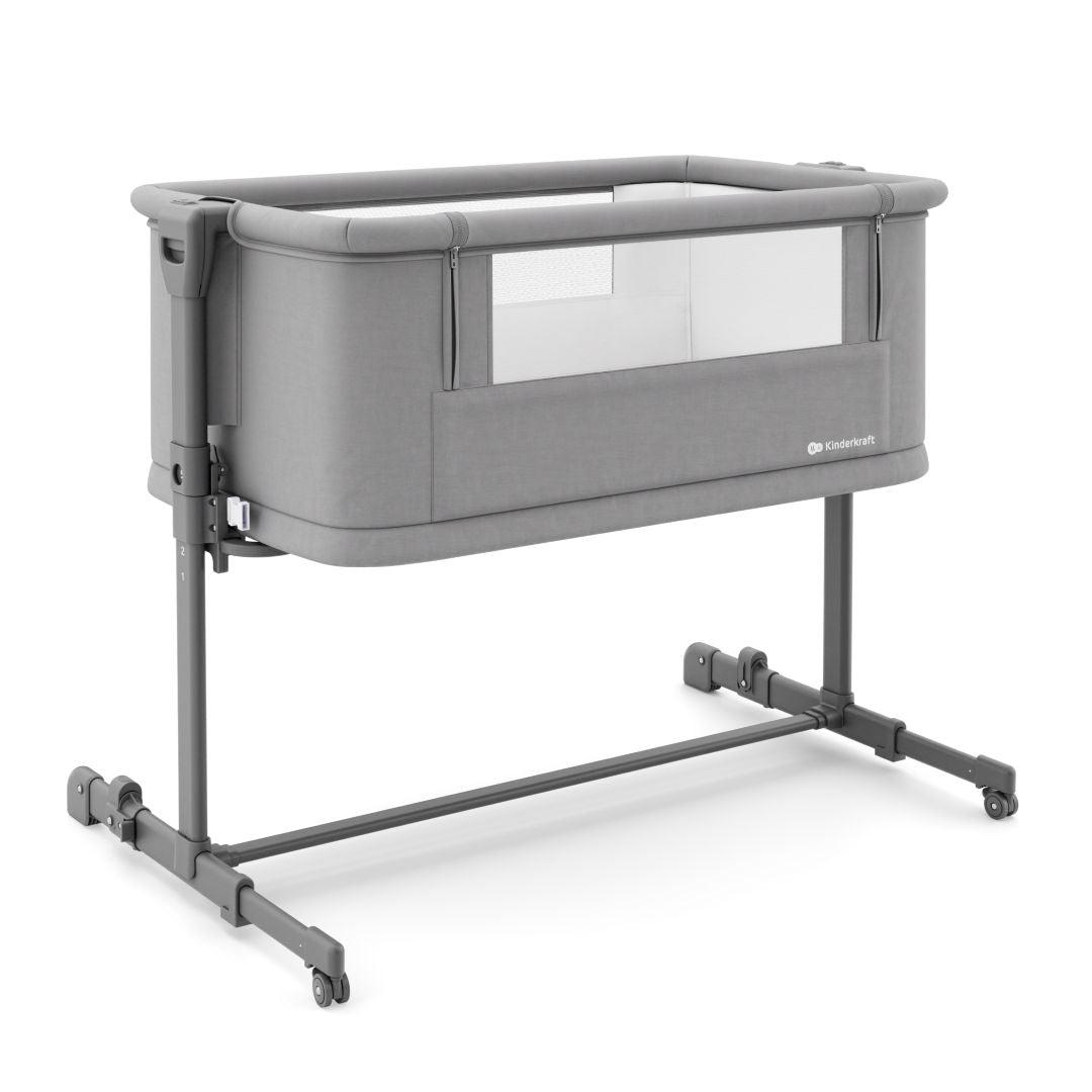 Bebé durmiendo en cuna colecho Kinderkraft Nestee Grow 2 Dark Grey junto a la cama