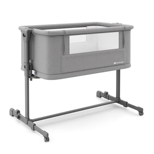Bebé durmiendo en cuna colecho Kinderkraft Nestee Grow 2 Dark Grey junto a la cama