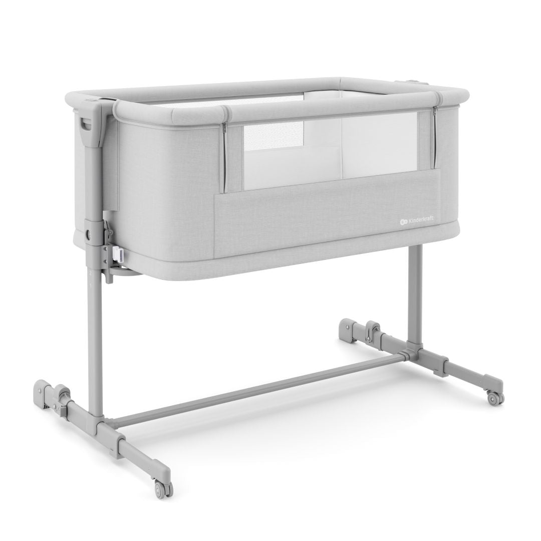 Bebé durmiendo en cuna colecho Kinderkraft Nestee Grow 2 Light Grey