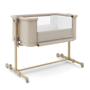 Cuna Nestee Grow 2 Beige Wood instalada en habitación de bebé moderna