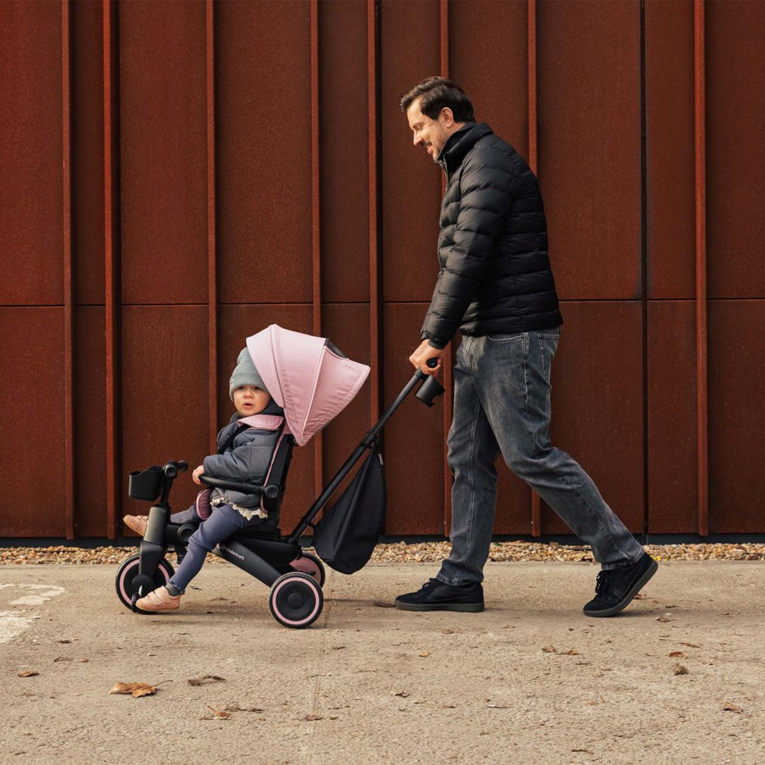 papá paseando a su hija pequeña en Triciclo Multifuncional  6 en 1 Jazz 3 pink de kinderkraft 