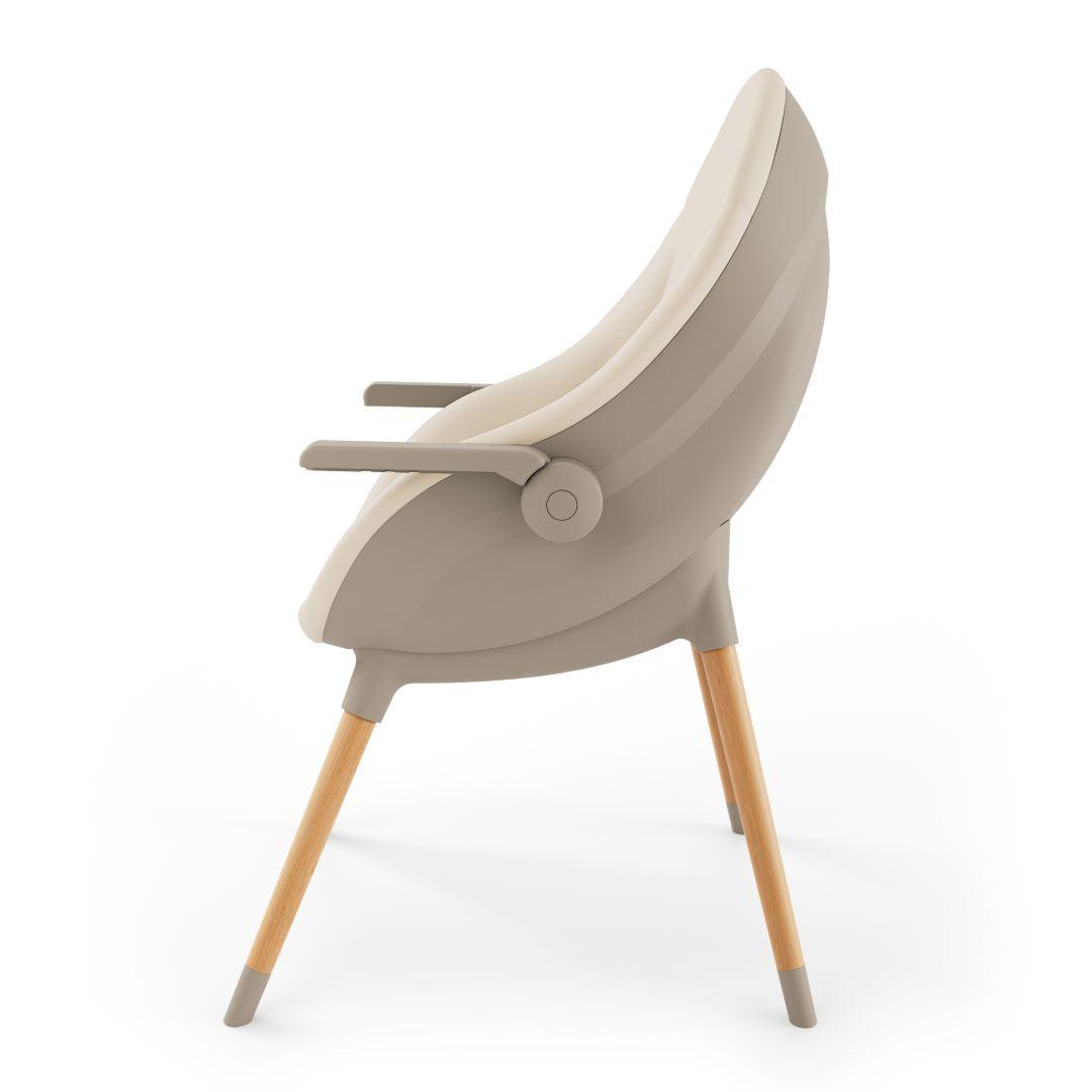 Silla de comer evolutiva FINI UP Beige integrada en comedor del hogar