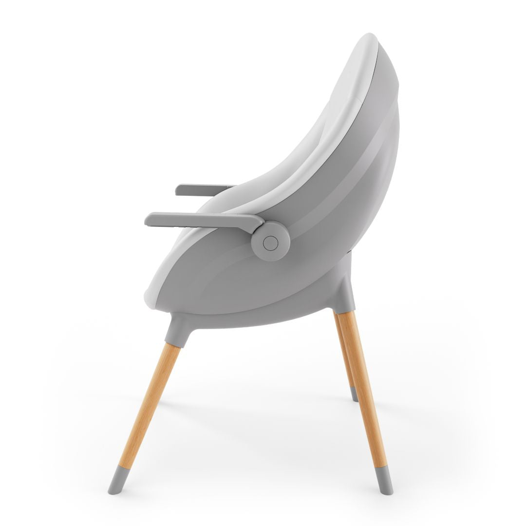 Silla de comer evolutiva FINI UP Grey integrada en comedor del hogar