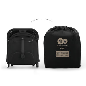 Coche de paseo de cabina Nebo Kinderkraft color negro plegado junto a su bolsa de transporte