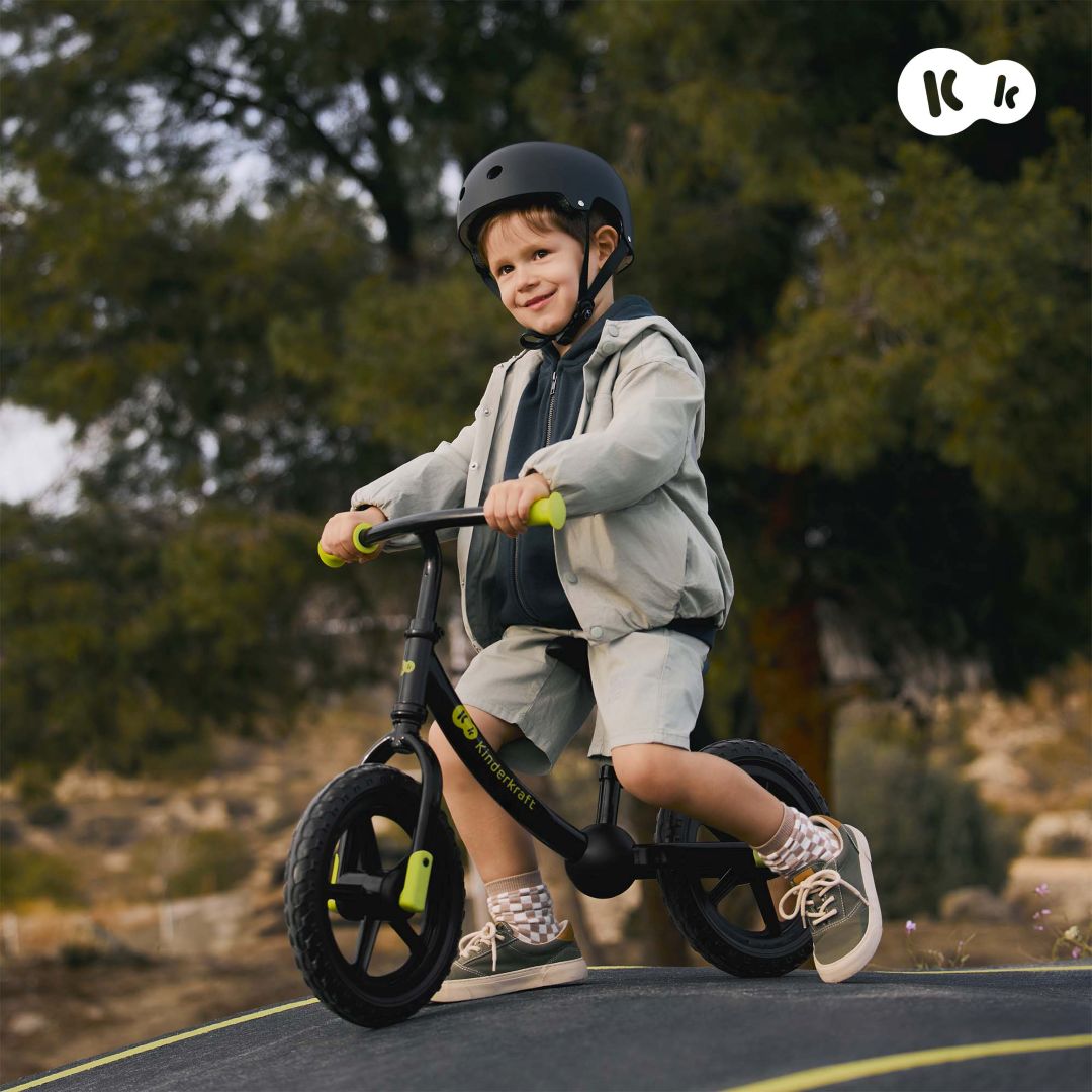 Niños con bicicletas de equilibrio 2WAY NEXT OFF ROAD en parque, estilo de vida activo