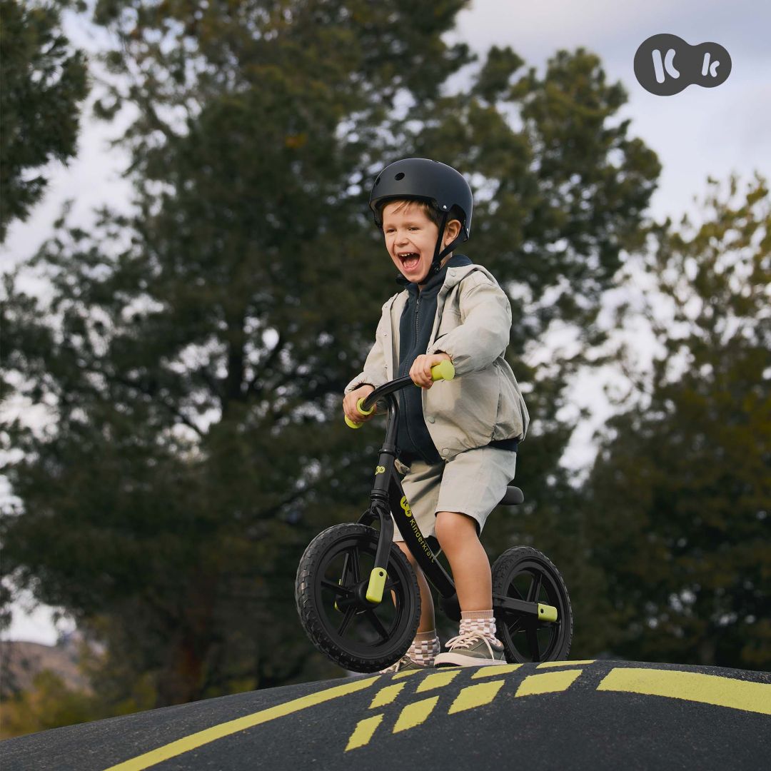 Niño montando bicicleta 2WAY NEXT OFF ROAD, aprendizaje natural del equilibrio